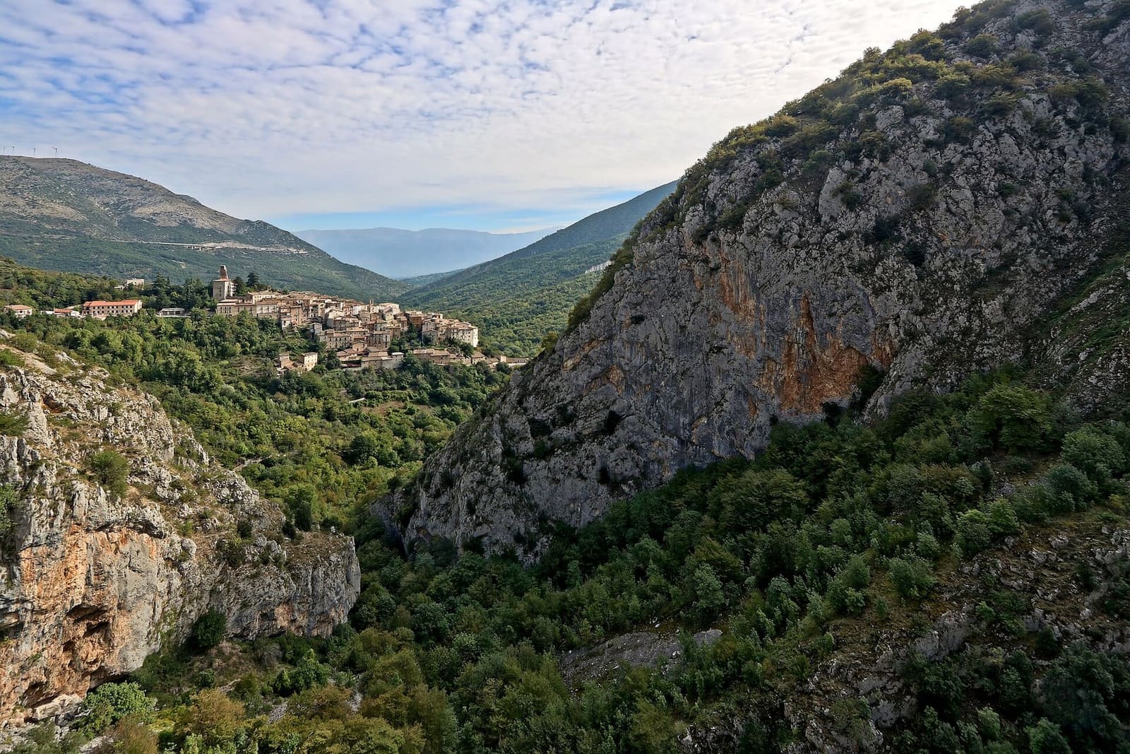 Anversa degli Abruzzi, von den Schluchten des Sagittario aus gesehen
