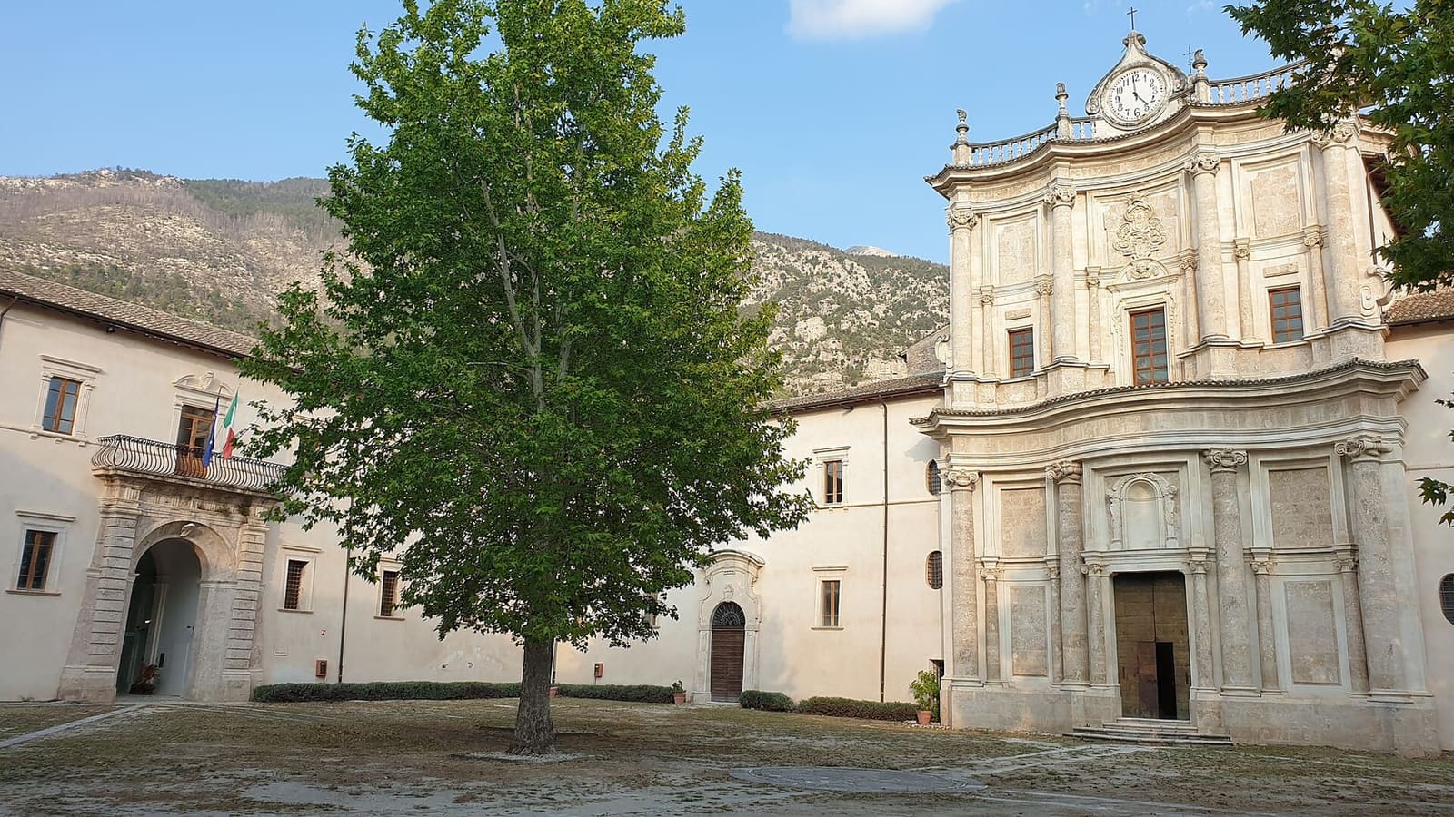 der Innenhof der Badia Morronese mit der barocken Fassade der Kirche