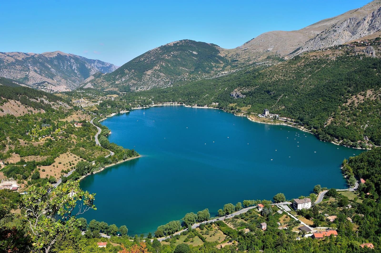 der herzförmige See von Scanno, vom Sentiero del Cuore aus