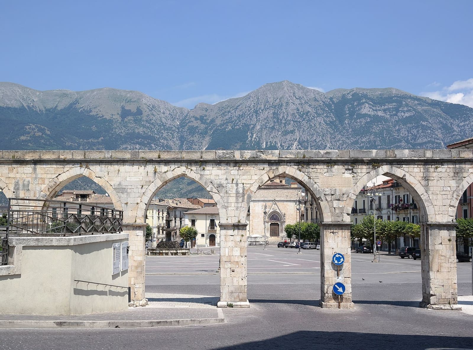 die Bögen des staufischen Aquädukts an der piazza Garibaldi, mit dem Morrone im Hintergrund