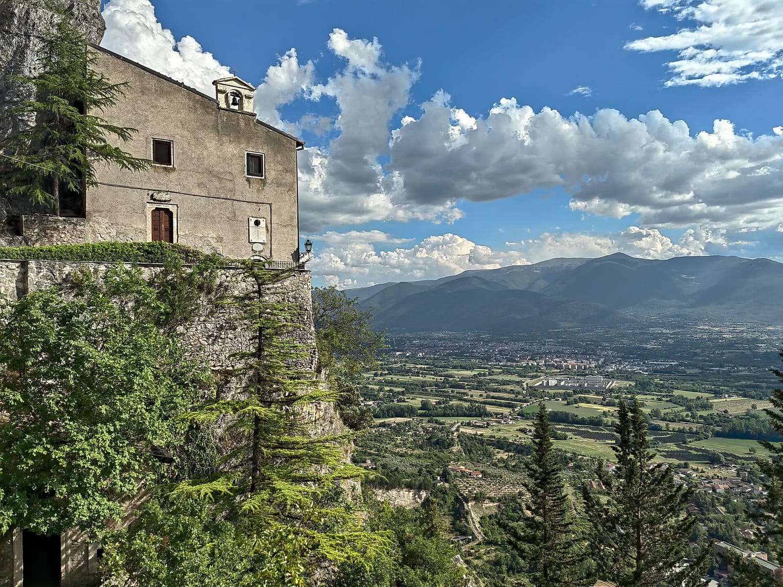 die Einsiedelei Sant'Onofrio an der Felswand des Morrone, über der Conca Peligna