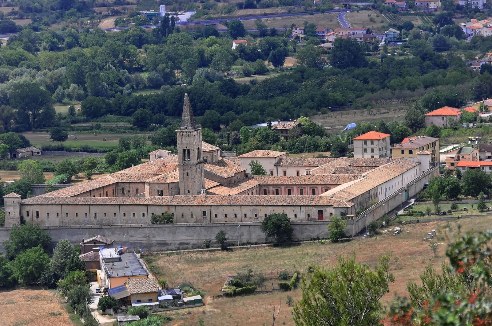 die Badia Morronese von oben gesehen, mit dem Glockenturm und den großen Innenhöfen im Becken
