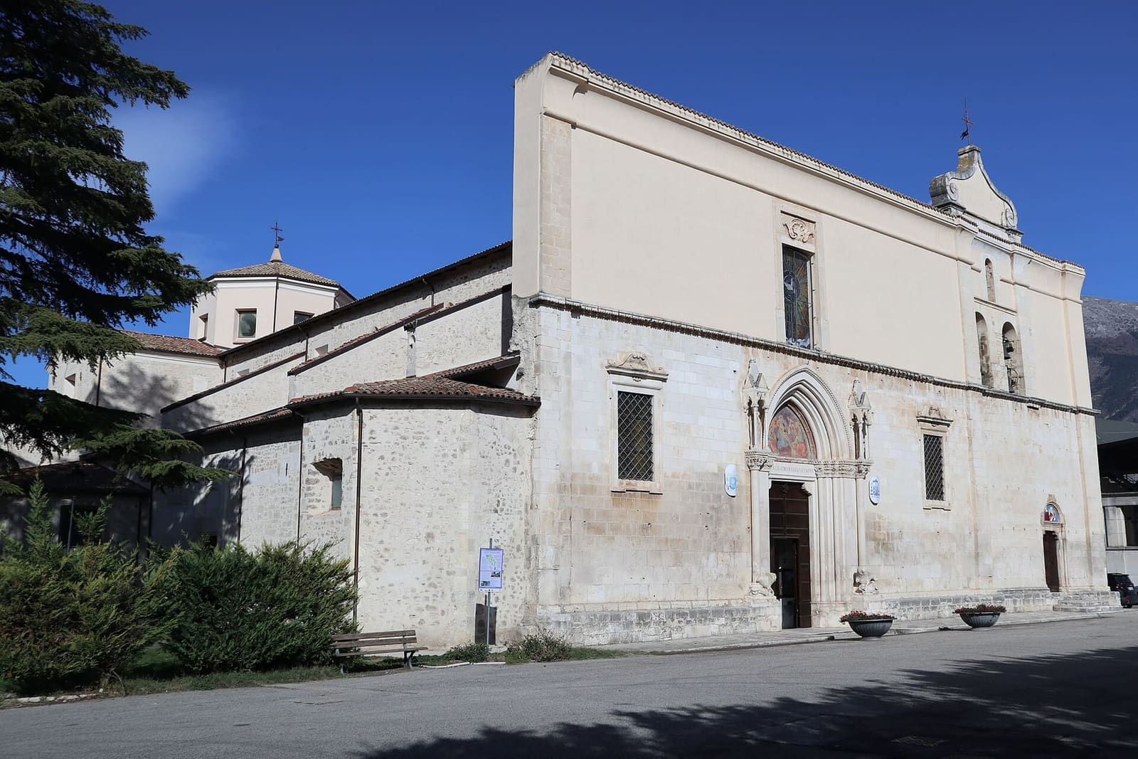 die Kathedrale San Panfilo mit dem gotischen Portal, am Ende der Villa comunale