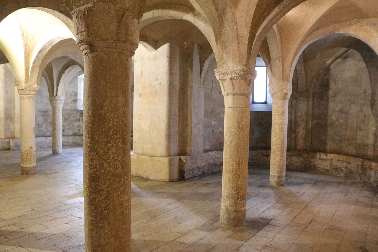 die Säulen und Gewölbe der romanischen Krypta der Kathedrale San Panfilo