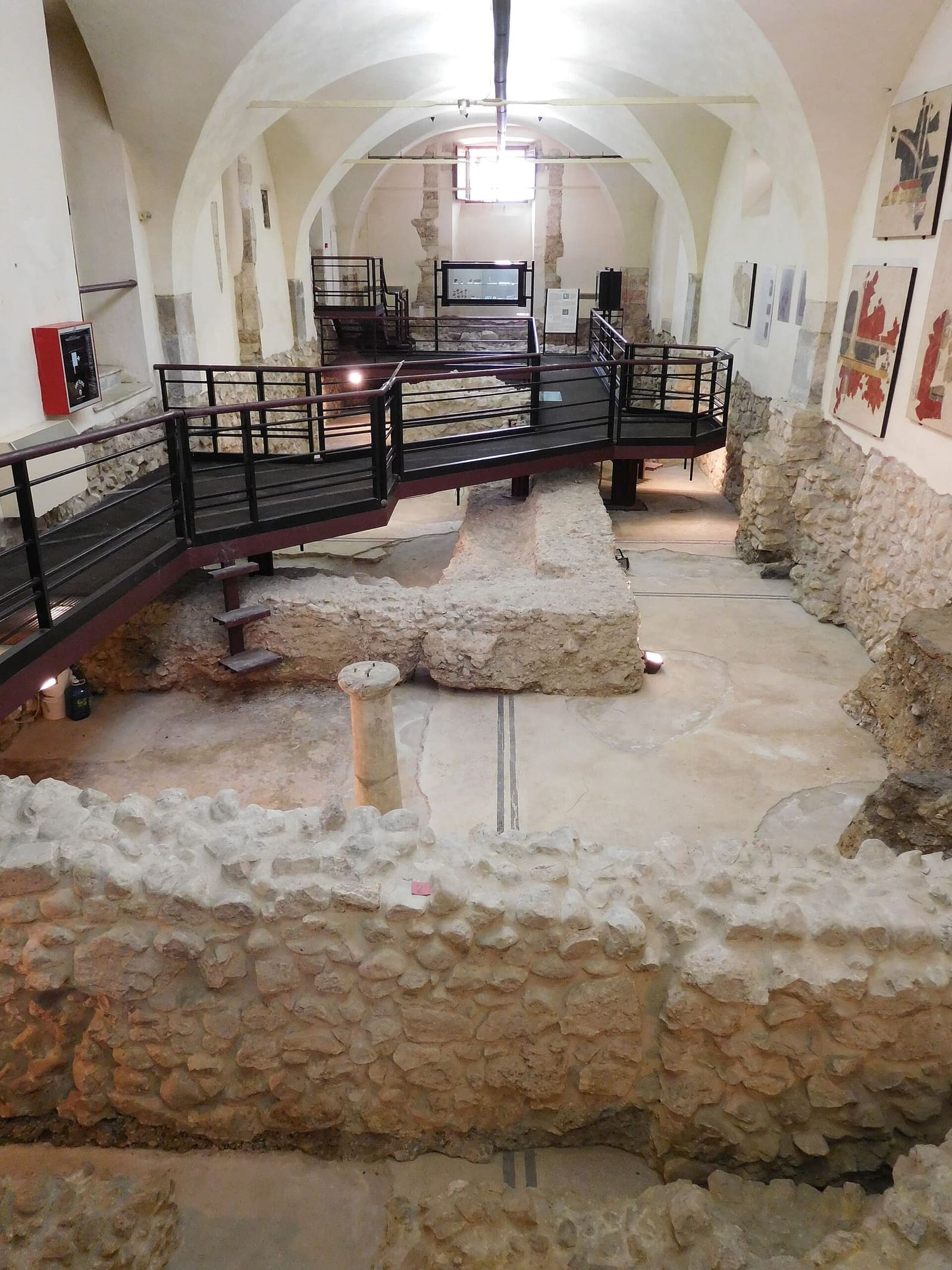 die Domus di Arianna unter dem Palast der Annunziata, mit dem schwebenden Steg über den Ausgrabungen
