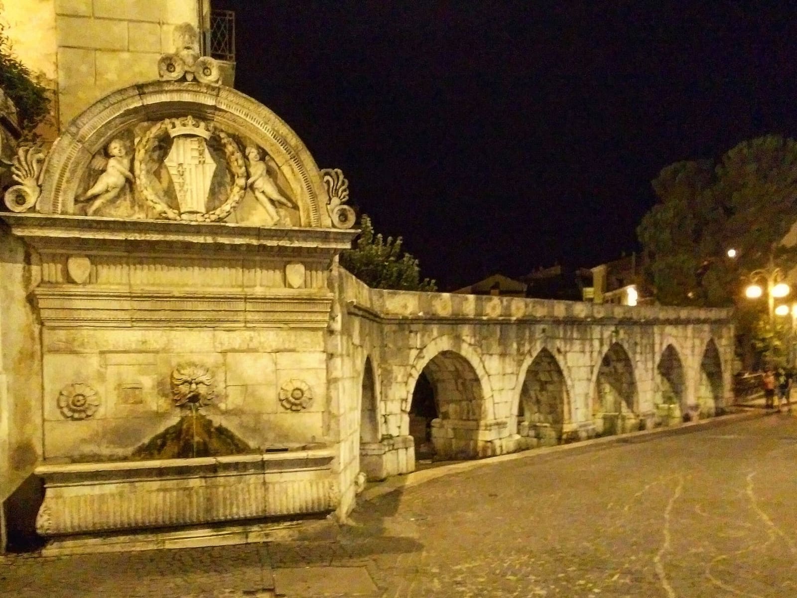 die Fontana del Vecchio, wo das staufische Aquädukt endet, am Abend beleuchtet