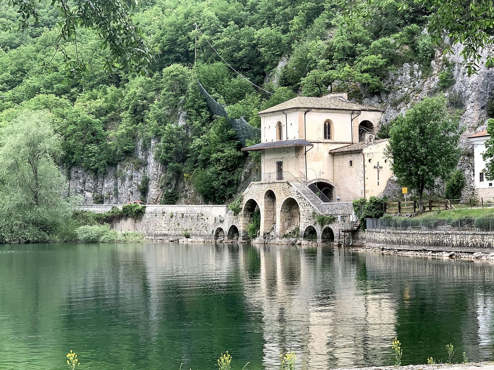 die Kirche der Madonna del Lago am Ufer des Sees von Scanno