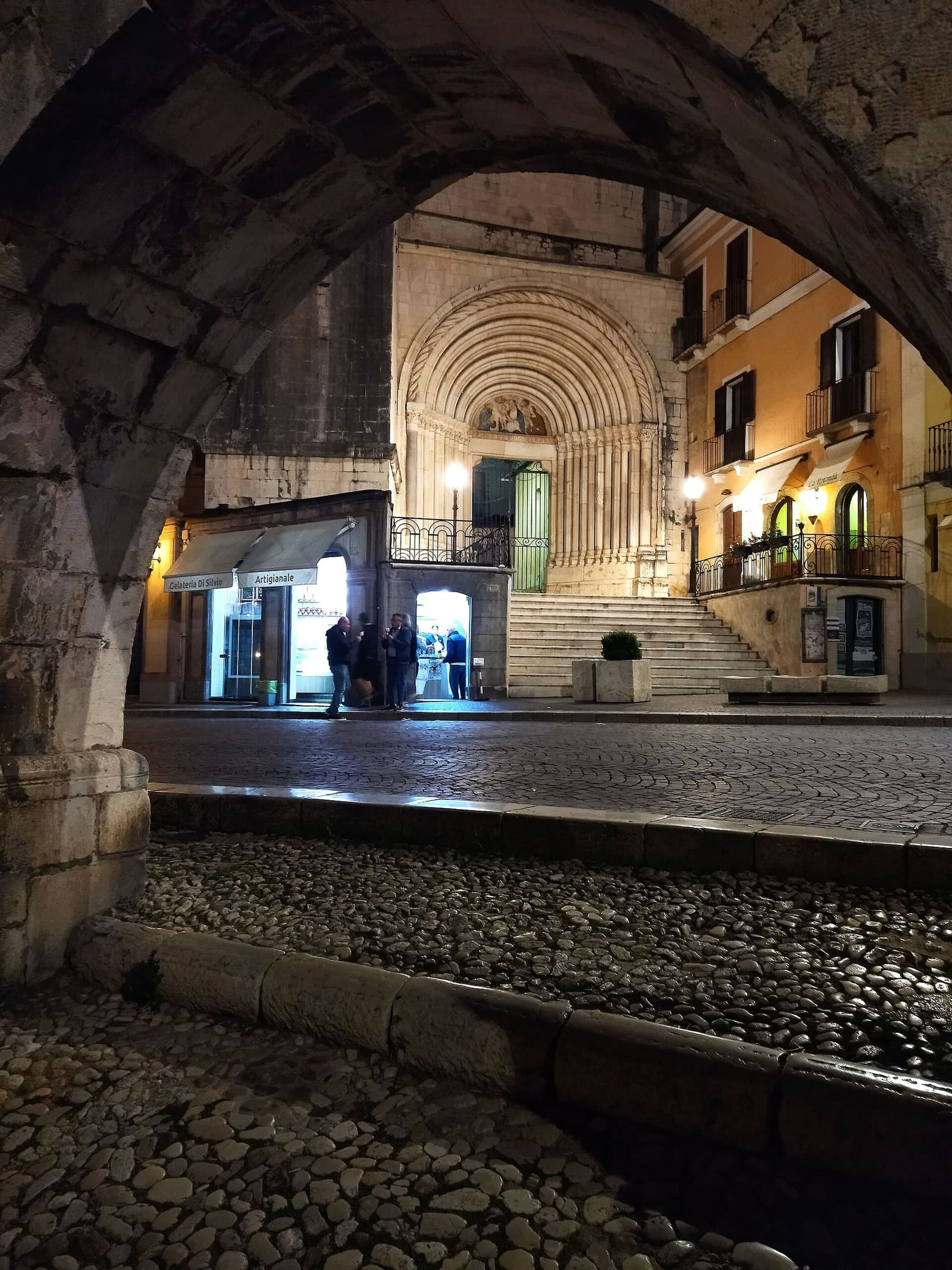 das Portal der Rotonda di San Francesco della Scarpa, am Abend von unter dem Aquädukt aus gesehen