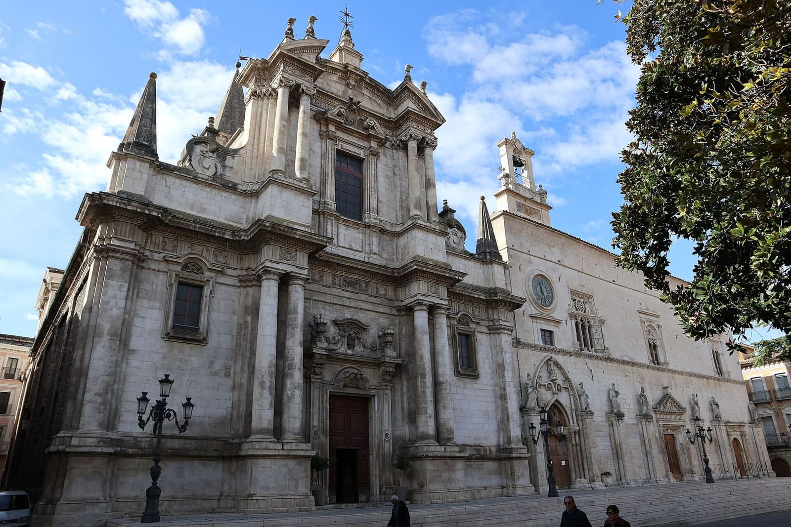 die barocke Kirche und der gotische Palast der Santissima Annunziata am corso Ovidio