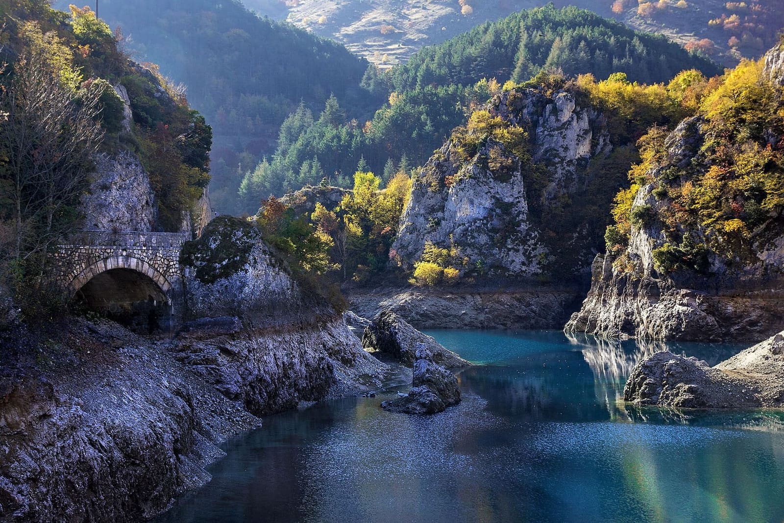 die Schluchten des Sagittario im Herbst, vom Fluss in den Kalkstein gegraben