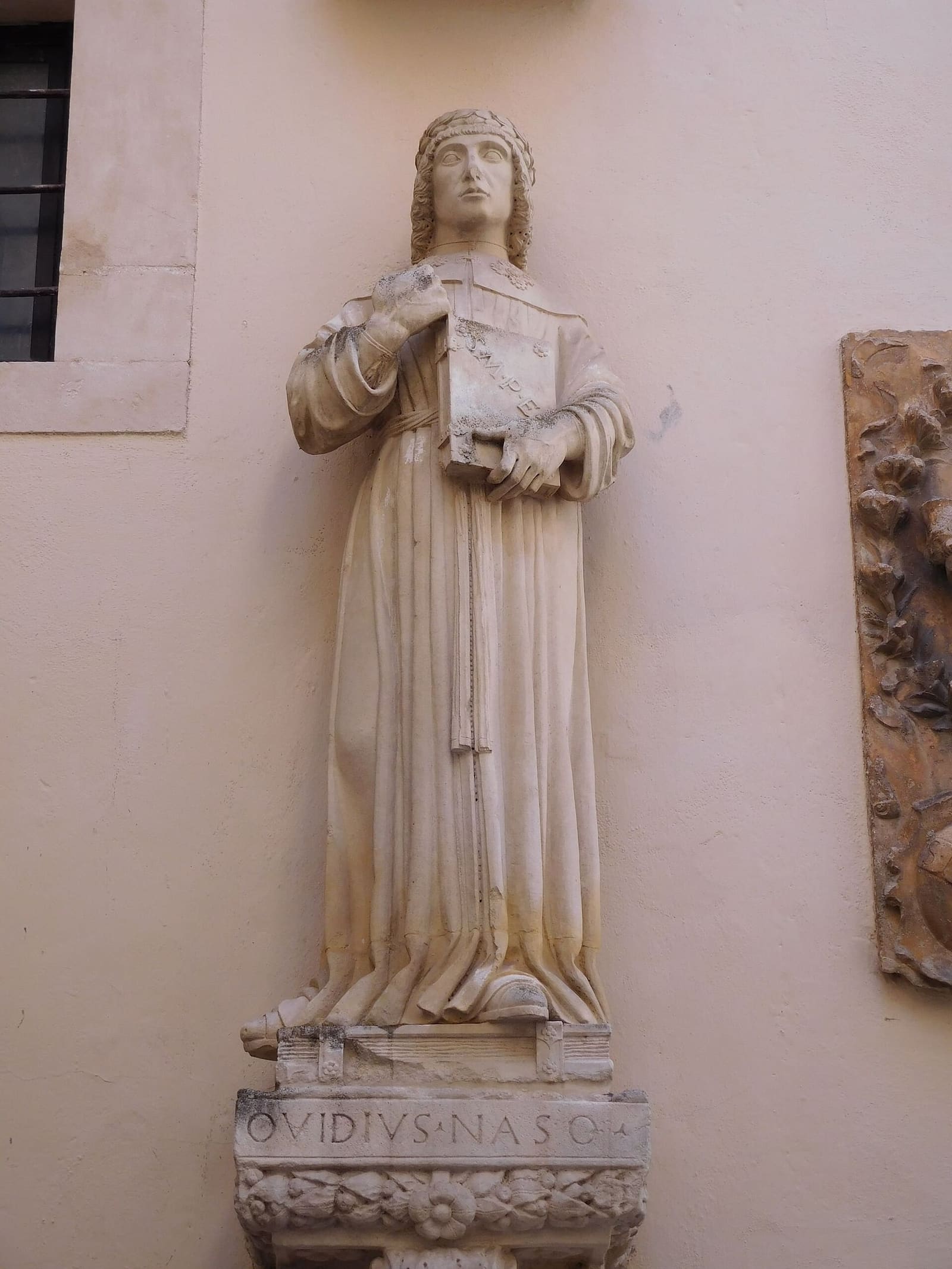 Ovid in mittelalterlicher Kleidung mit dem Buch in der Hand, die Statue im Palast der Annunziata