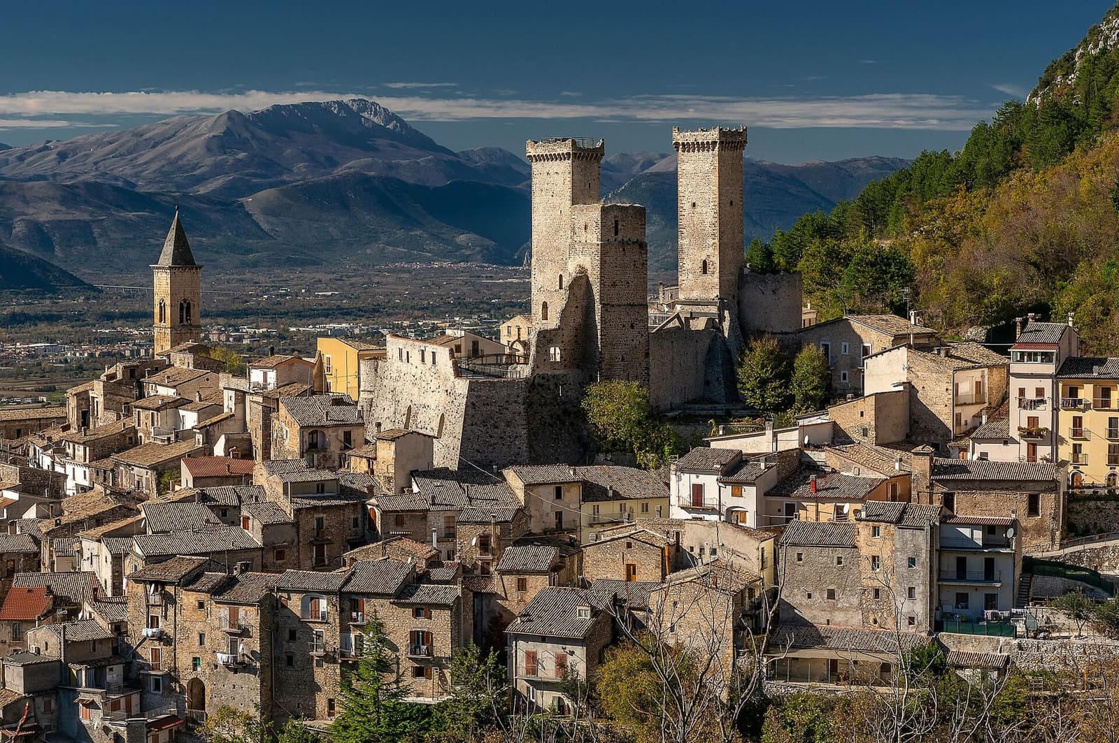 Pacentro mit den Türmen des Castello Caldora und dem Glockenturm, unter den Bergen