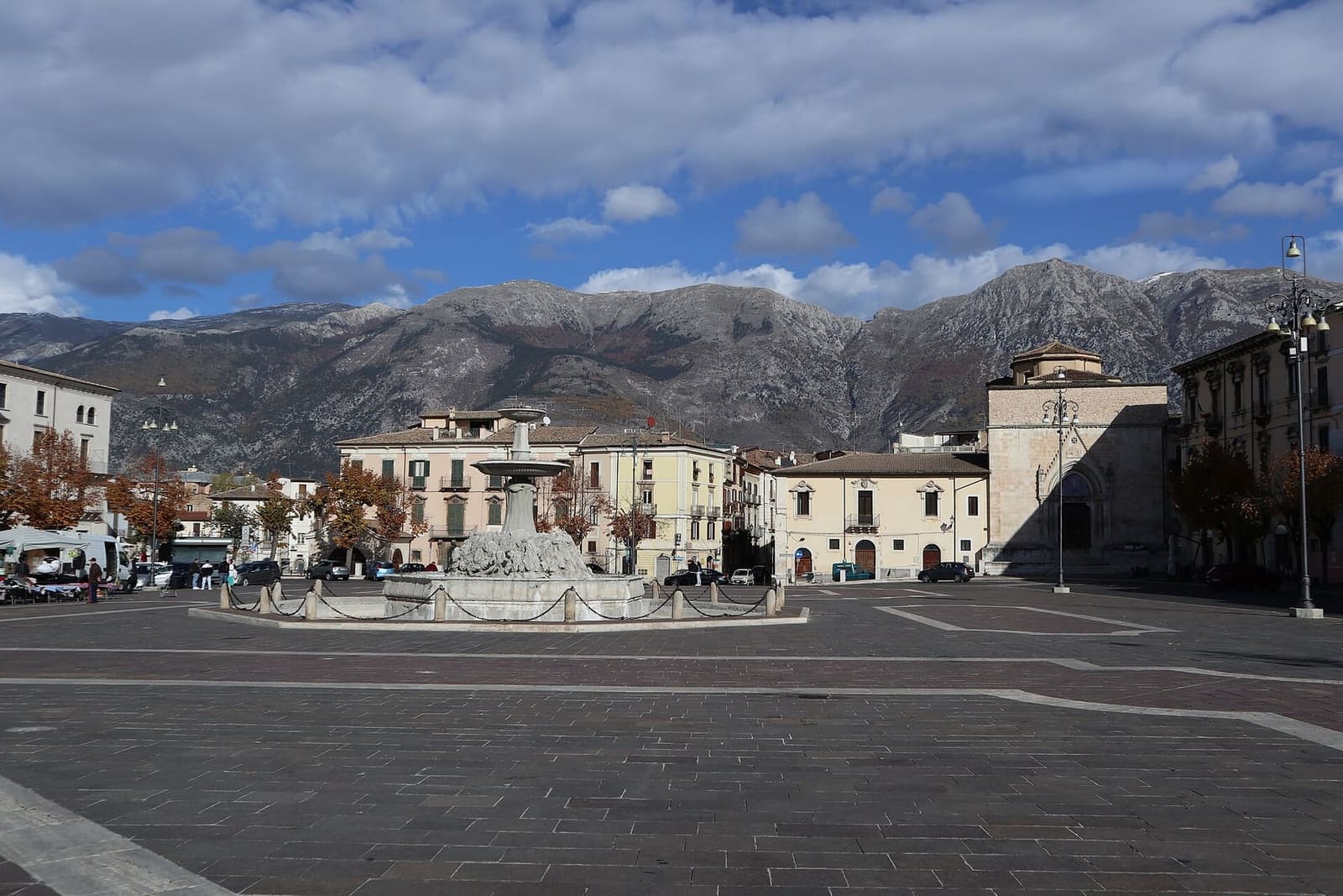 die piazza Garibaldi mit dem Brunnen in der Mitte und dem Morrone hinter den Häusern