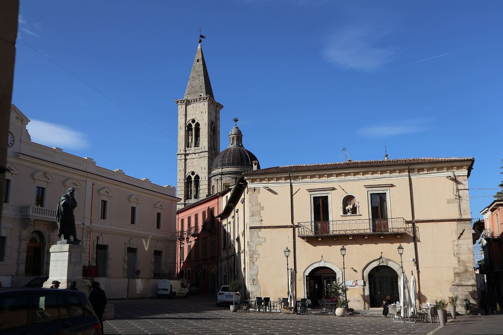 die piazza XX Settembre mit der Statue des Ovid und dem Glockenturm der Annunziata