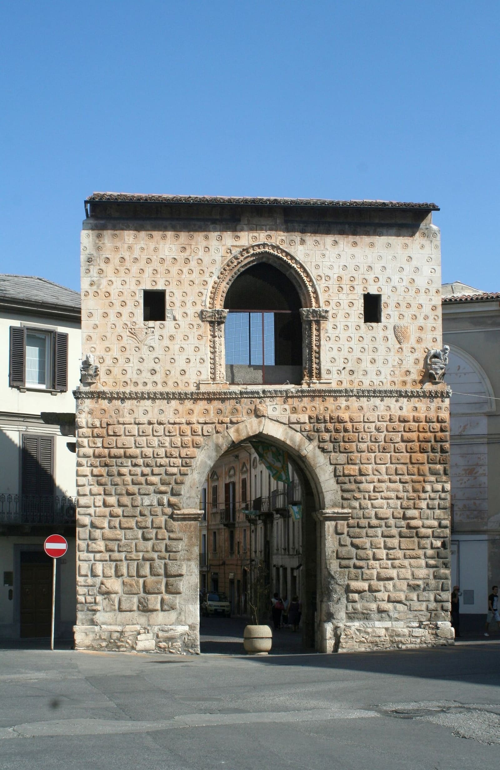 die Porta Napoli am Ende des corso Ovidio, mit dem Bossenwerk mit kleinen Rosetten