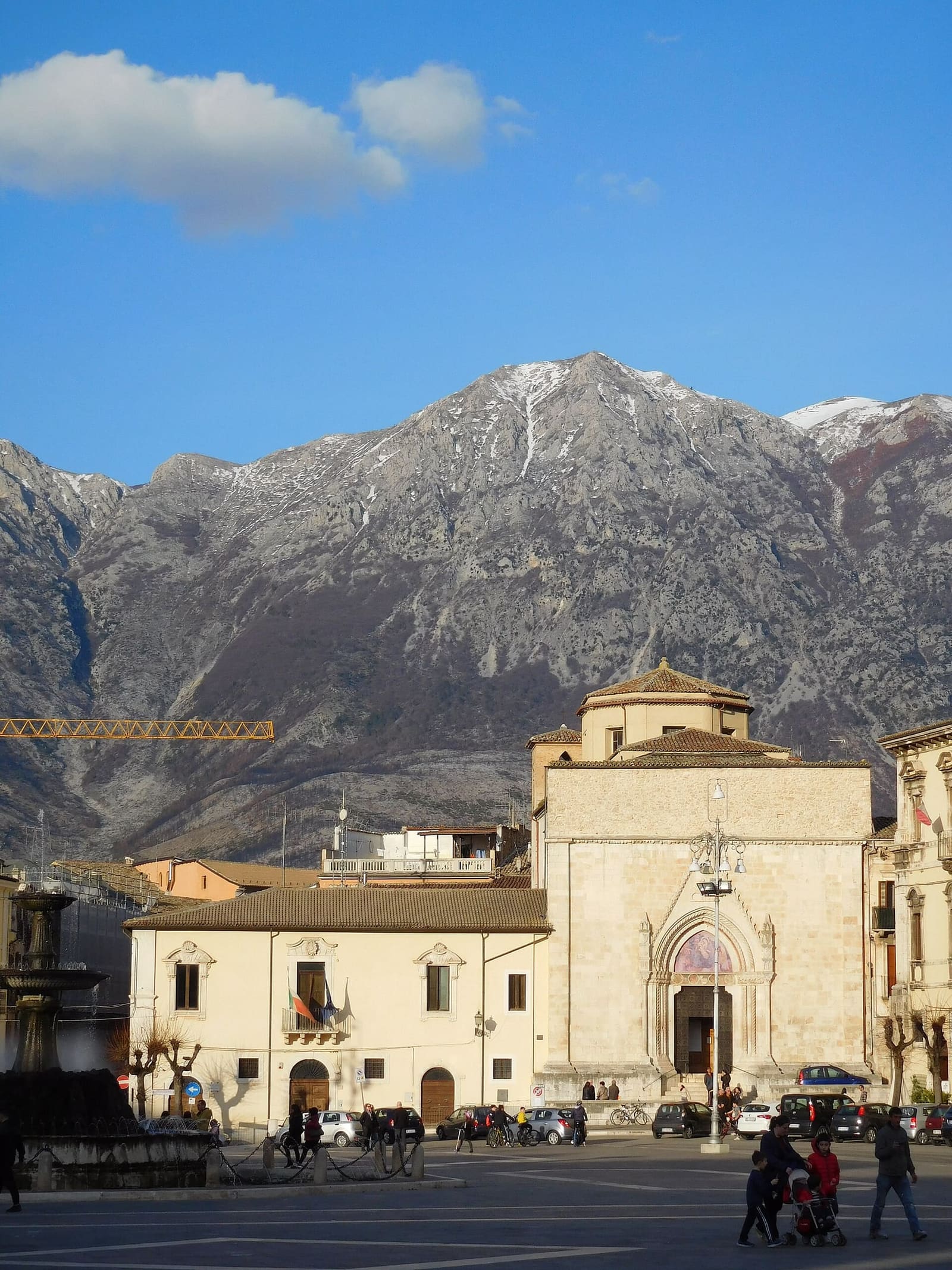 die Kirche San Filippo Neri mit dem gotischen Portal an der piazza Garibaldi, und der verschneite Morrone