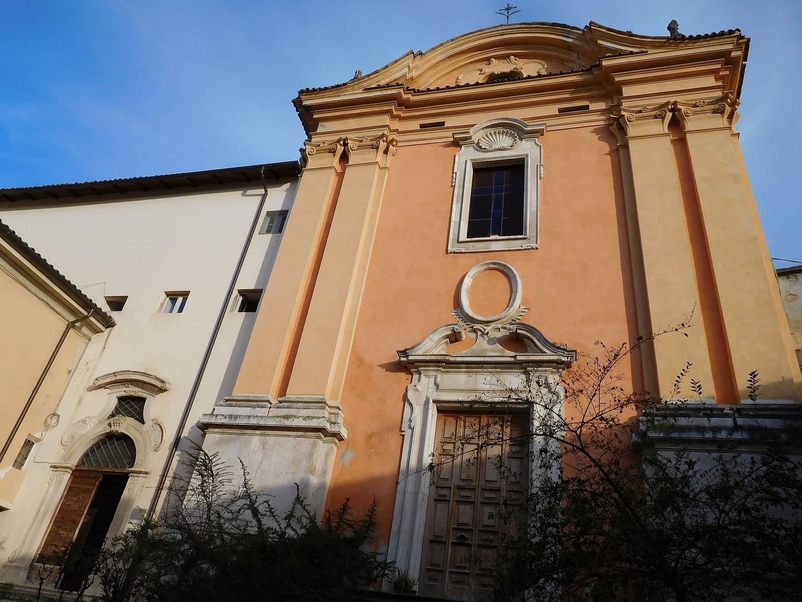 die Kirche Santa Chiara, im Kloster der Klarissen, das das Diözesanmuseum beherbergt