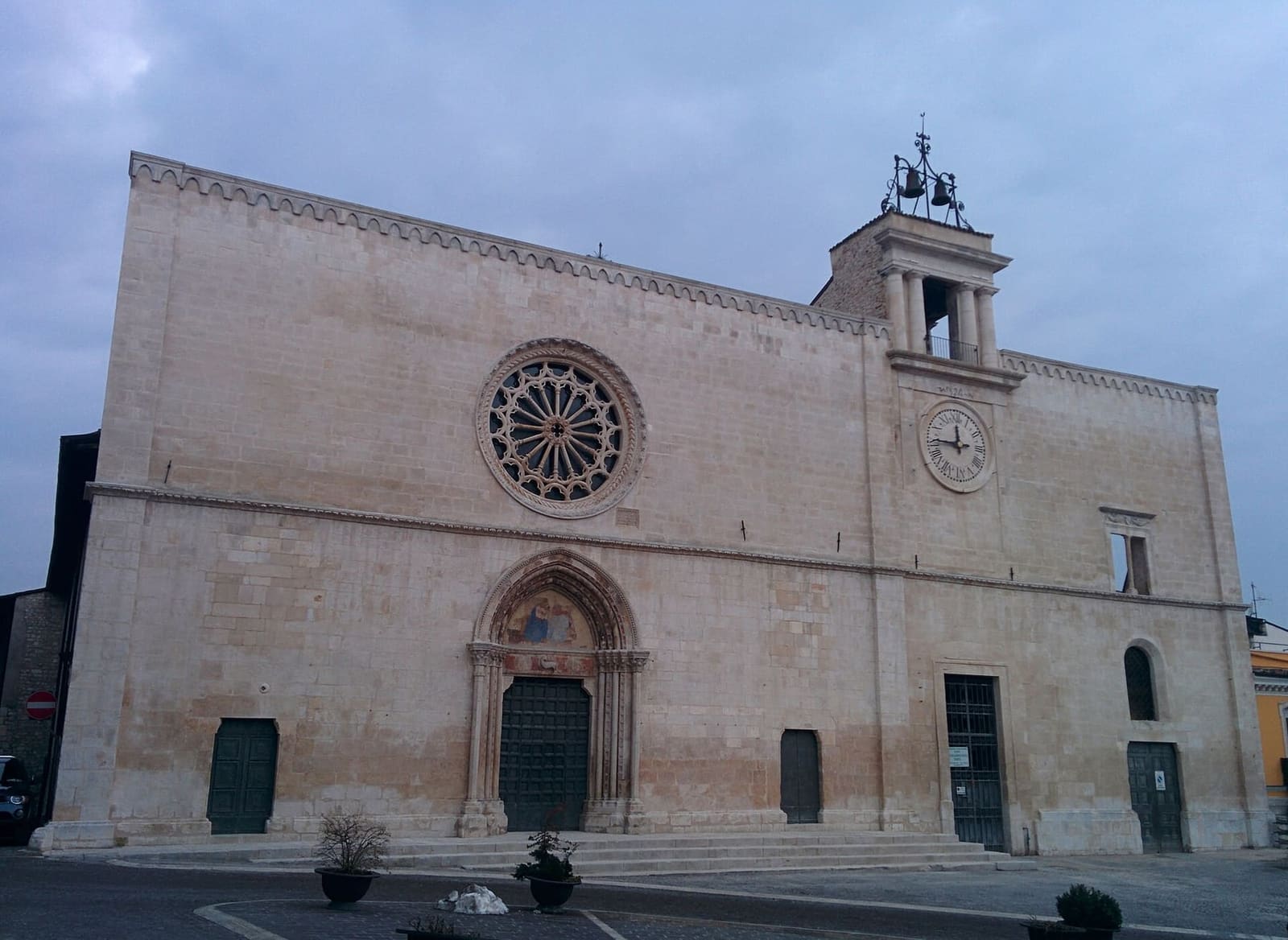 die Fassade von Santa Maria della Tomba mit dem Portal und der Fensterrose