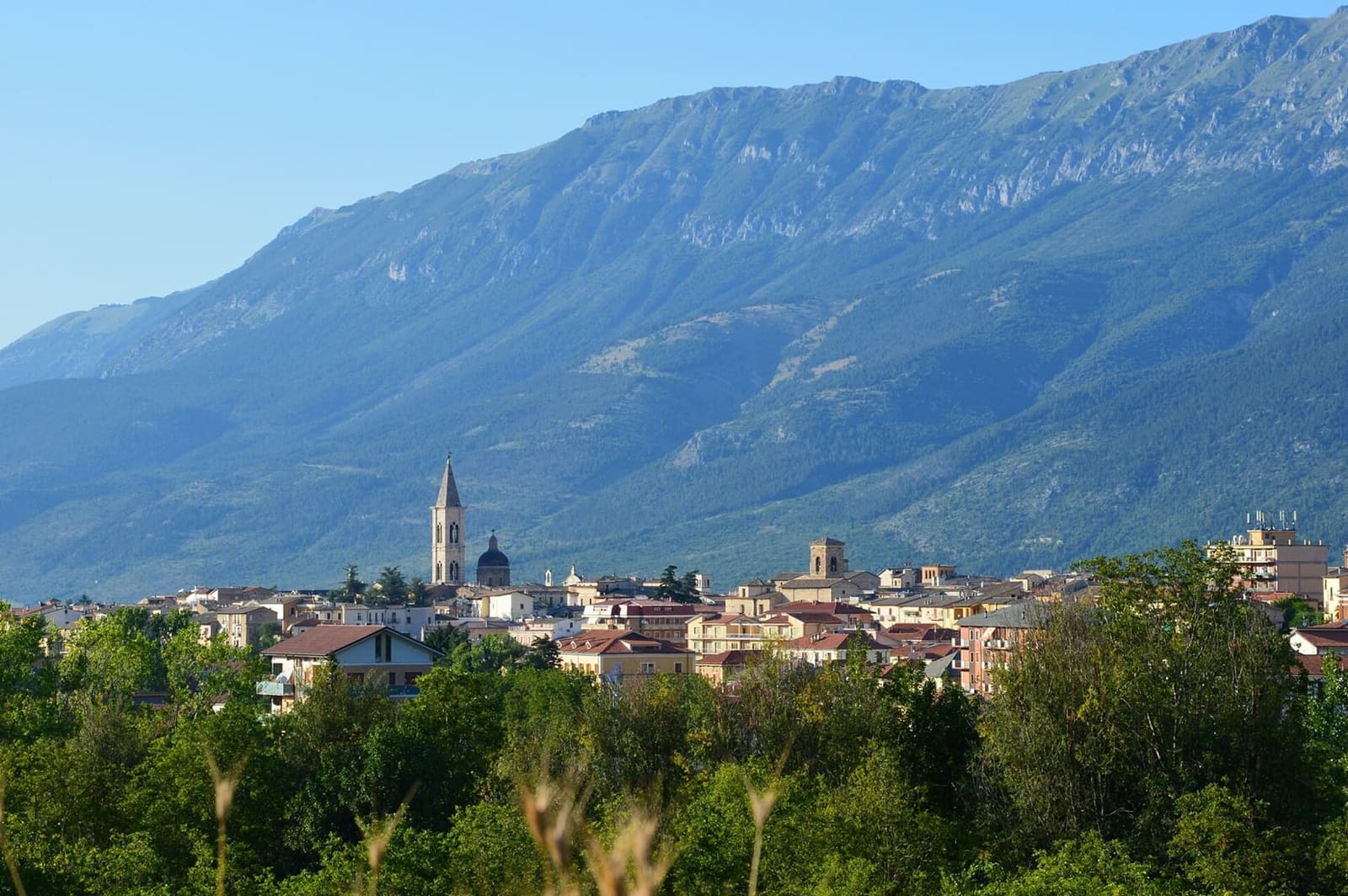Sulmona von außerhalb der Stadt gesehen, mit dem Glockenturm der Annunziata am Fuß des Berges