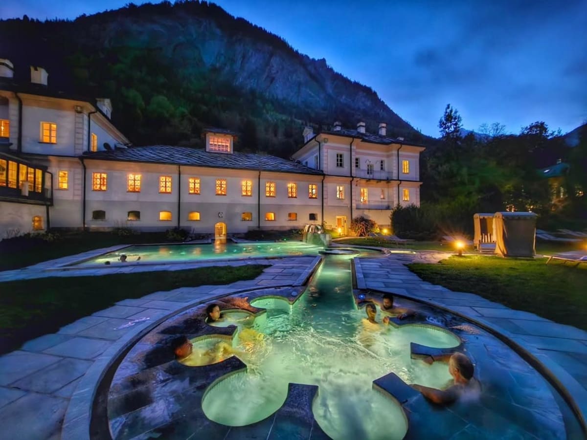 lo stabilimento del 1838 visto dalla vasca esterna, con le finestre già illuminate