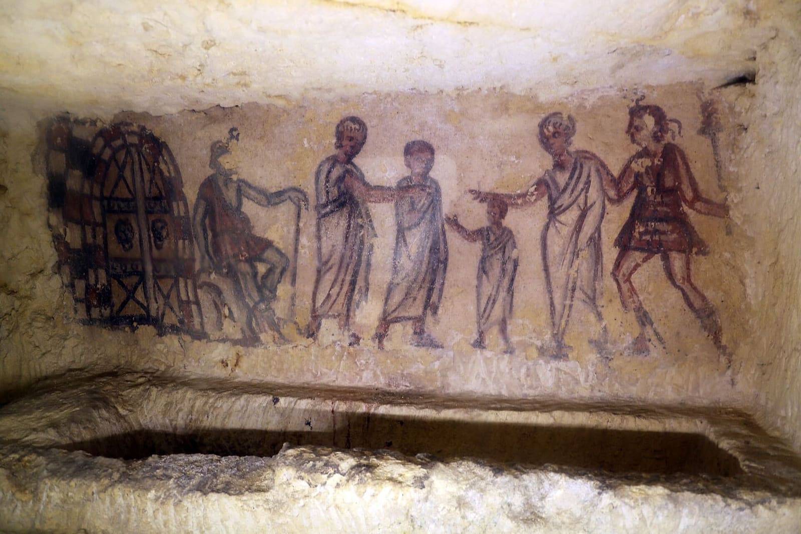 la Tomba Due Tetti, più tarda: un corteo di figure in mantello, con un bambino in mezzo, accompagna il defunto verso la porta dell'aldilà, dove aspetta un demone seduto