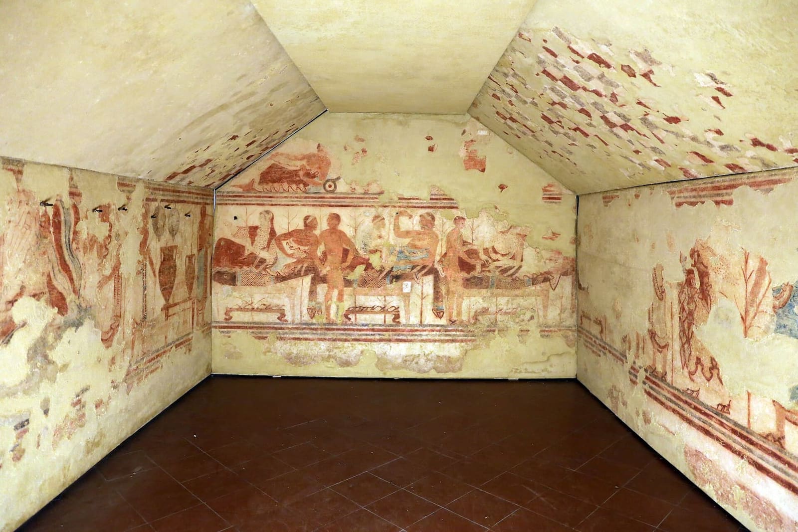 la Tomba della Nave rimontata al museo: il banchetto sulla parete di fondo, e a sinistra, sbiadita, la nave da carico che dà il nome alla tomba