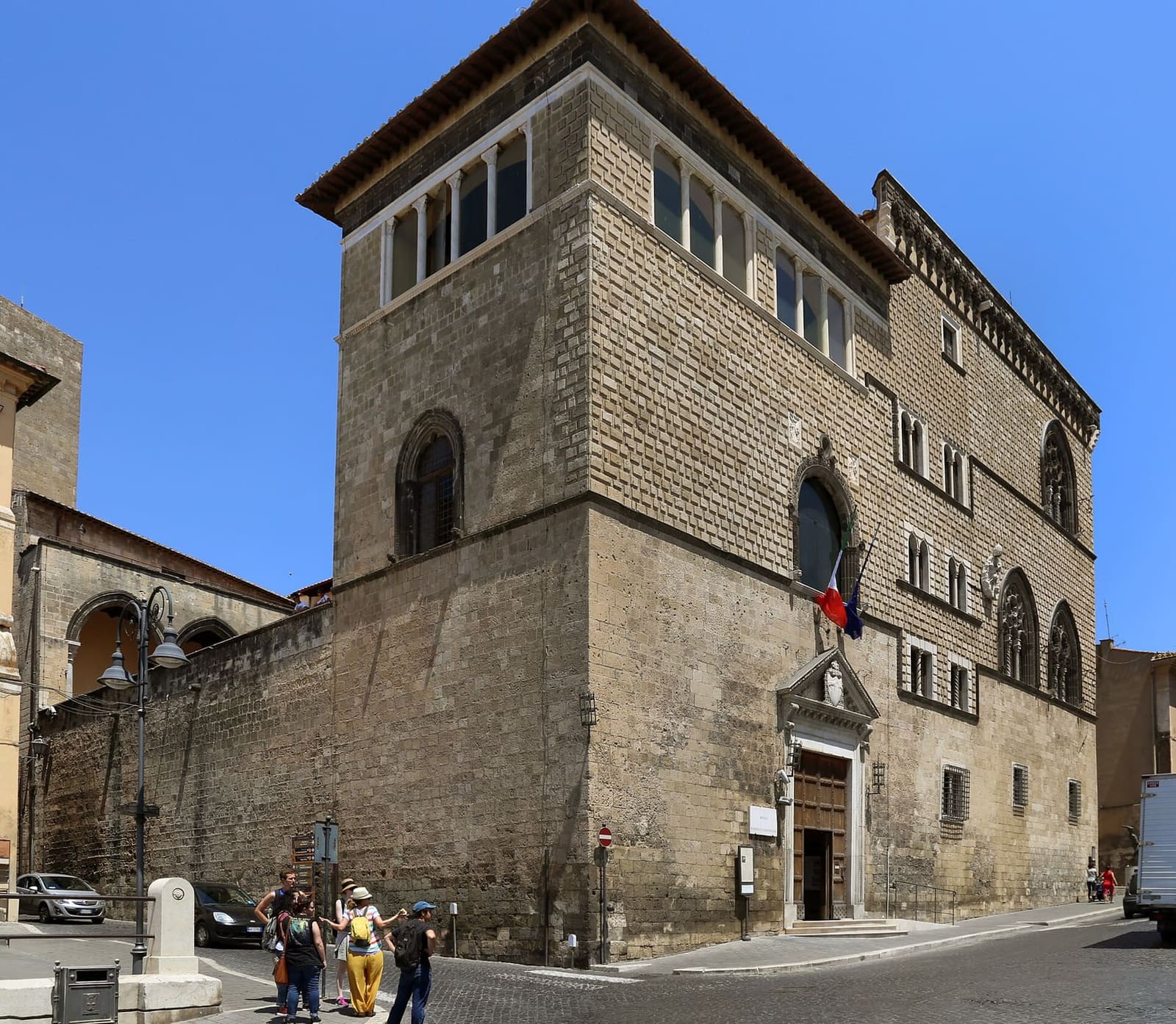 palazzo Vitelleschi nel centro di Tarquinia, con la torre angolare, le bifore gotiche e il portale: il museo archeologico nazionale sta qui dentro