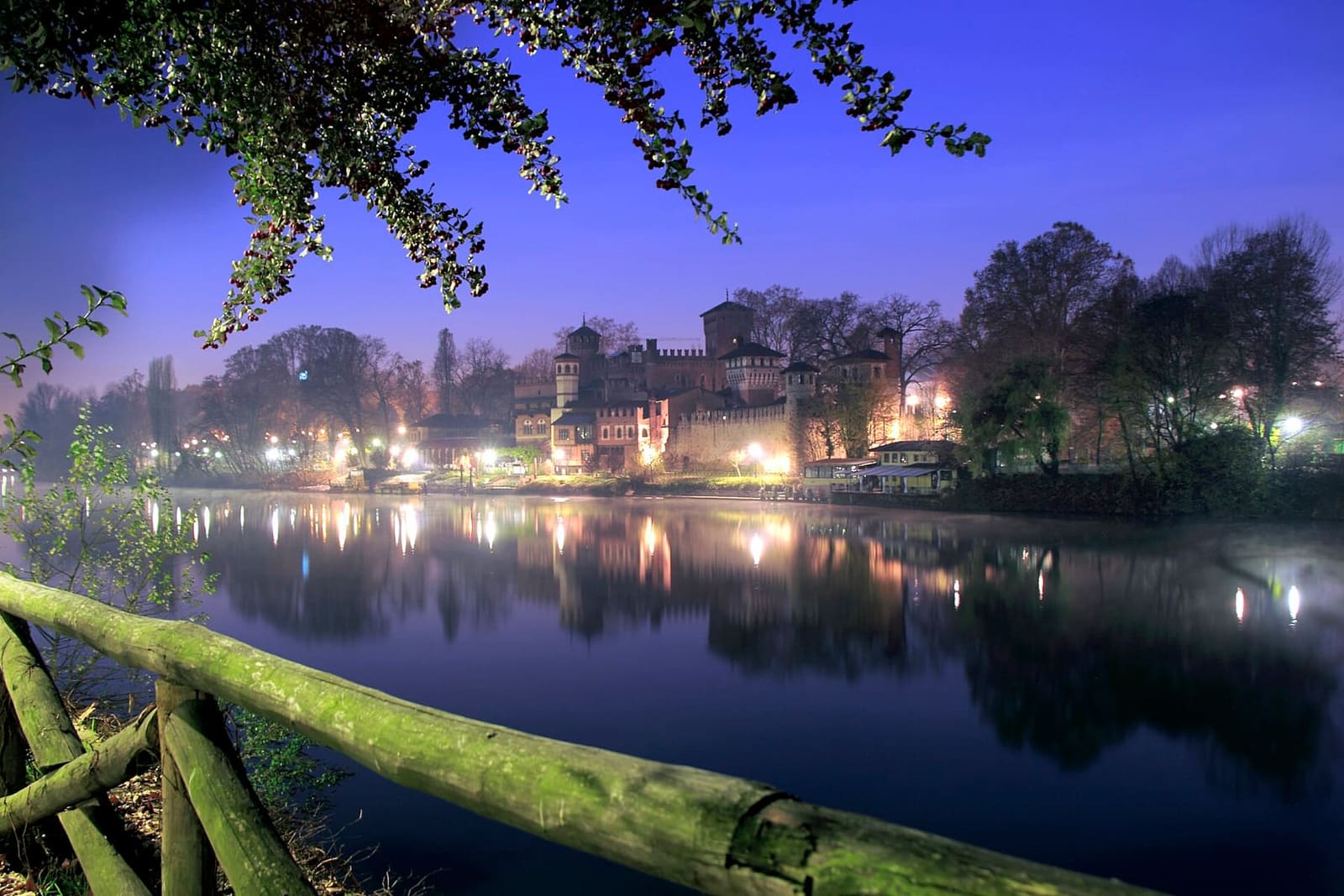 il Borgo Medievale illuminato sulla riva del Po, all'ora blu