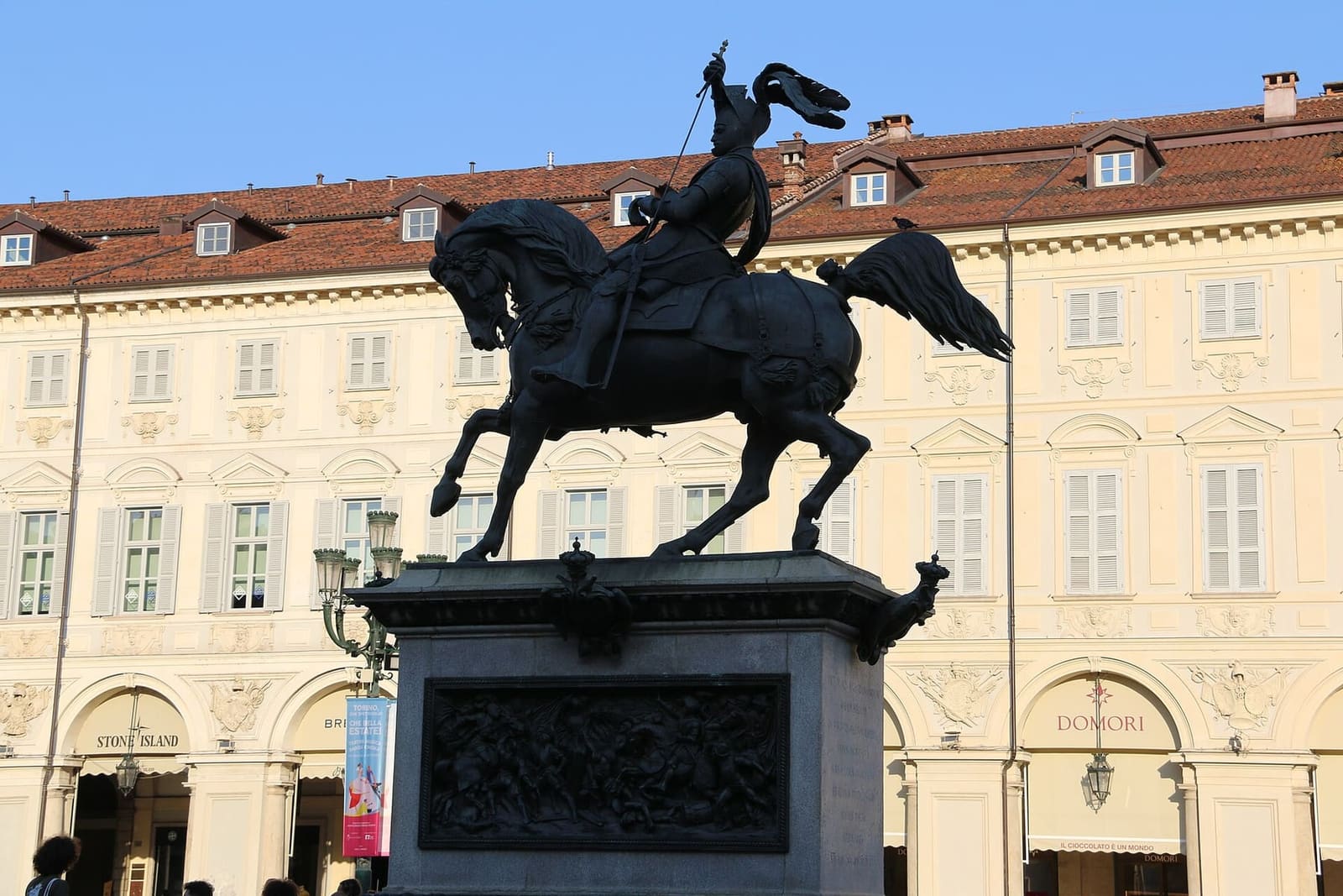 il Caval 'd Brons, il monumento equestre a Emanuele Filiberto, davanti ai portici di piazza San Carlo