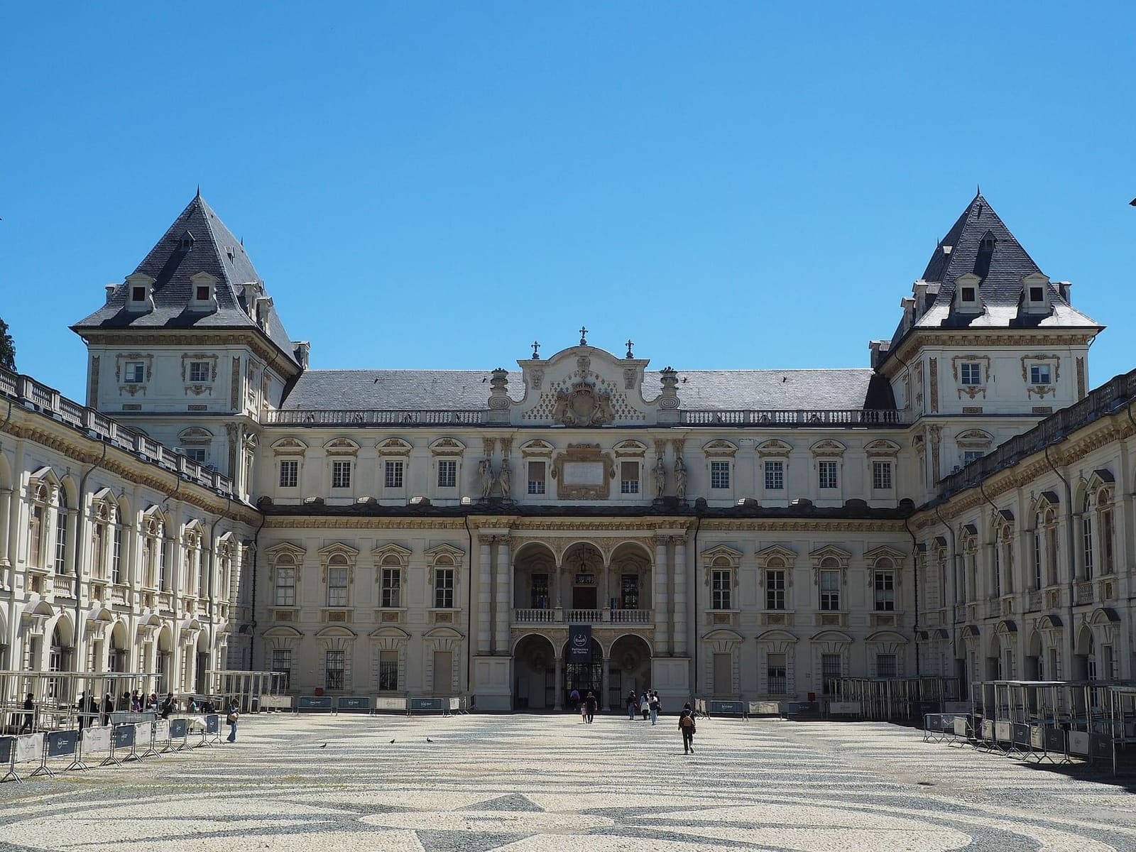 il cortile d'onore del Castello del Valentino, con i tetti a punta alla francese