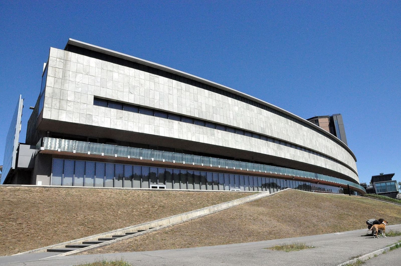 il Museo Nazionale dell'Automobile in corso Unità d'Italia, con la facciata curva sopra il prato