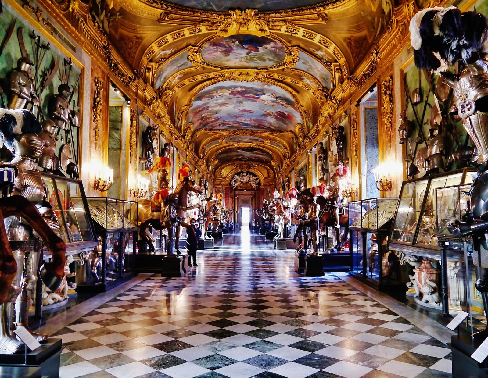 l'Armeria Reale, con le armature a cavallo in fila sotto la volta affrescata della galleria