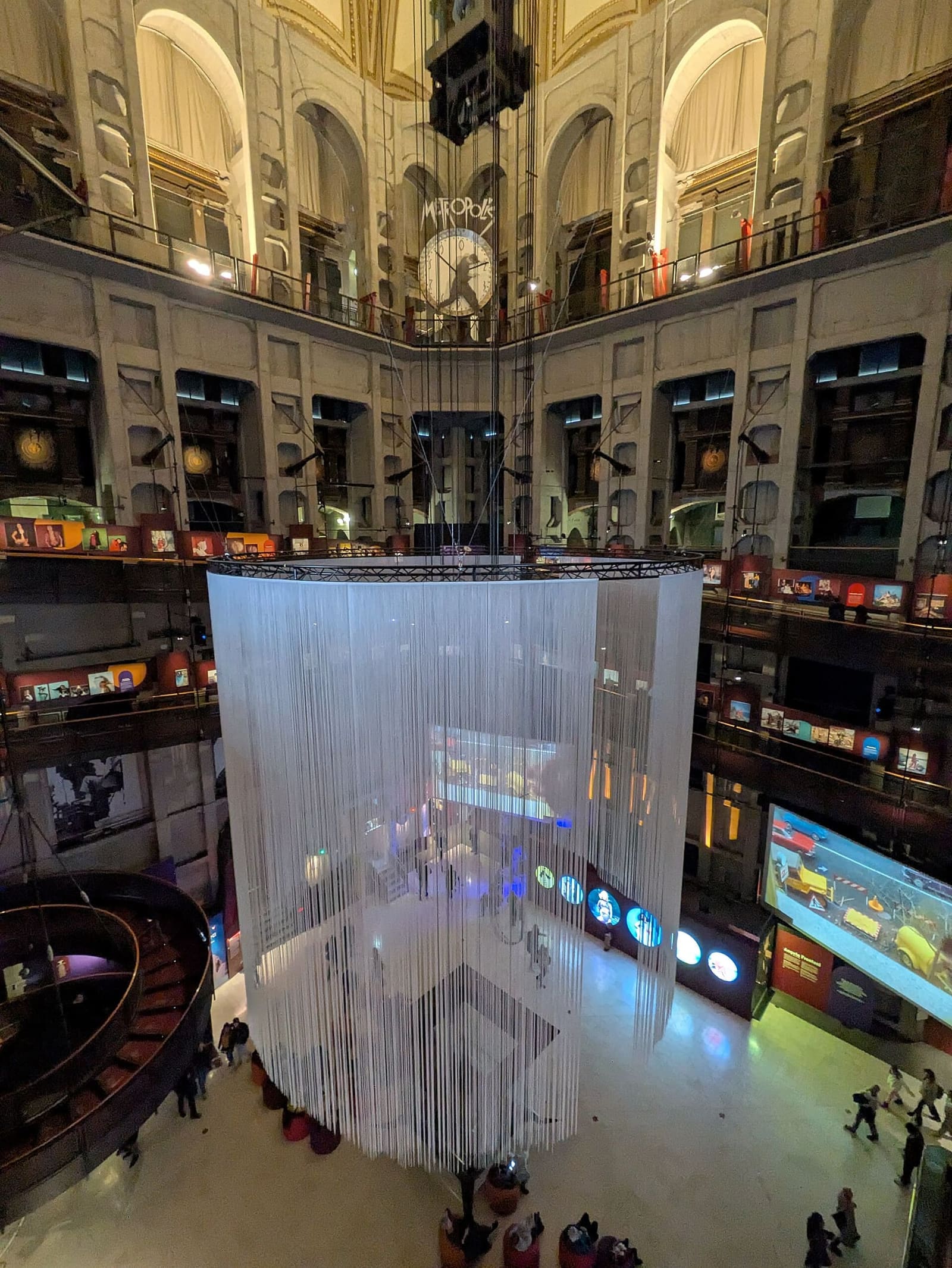 l'aula del tempio dentro la Mole, con il Museo del Cinema sui ballatoi, la rampa a spirale e l'ascensore che sale al centro