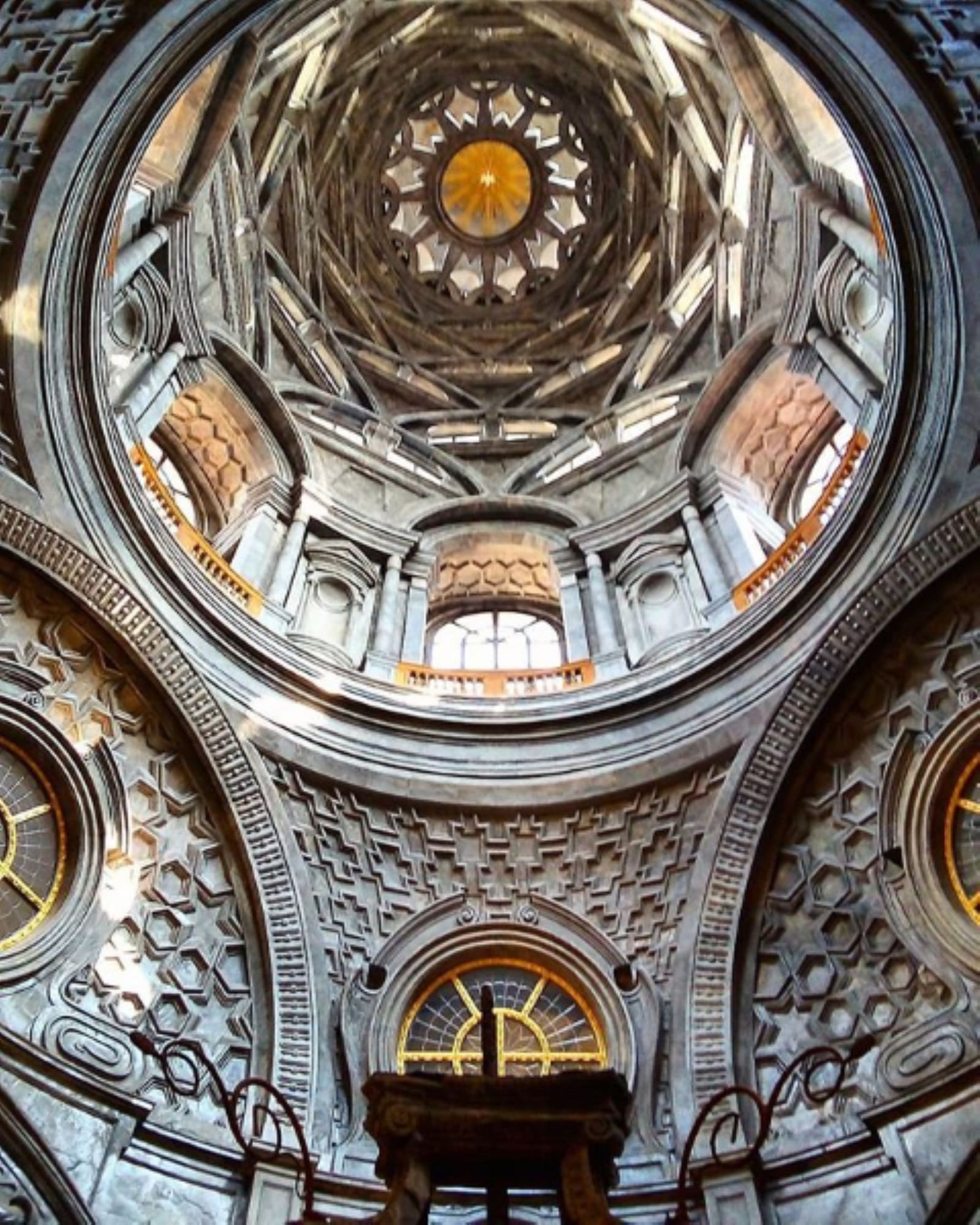 la cupola della Cappella della Sindone di Guarini vista da sotto, con gli archi sovrapposti che salgono fino alla stella