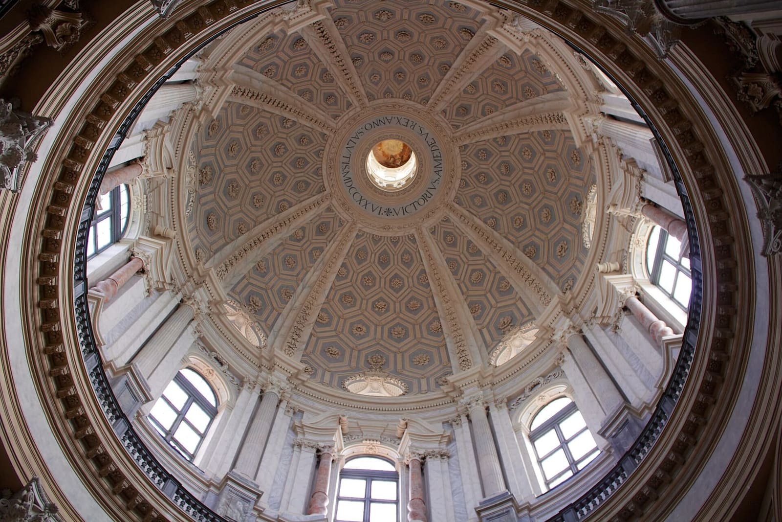 la cupola della basilica di Superga vista da dentro, con i cassettoni e le finestre del tamburo