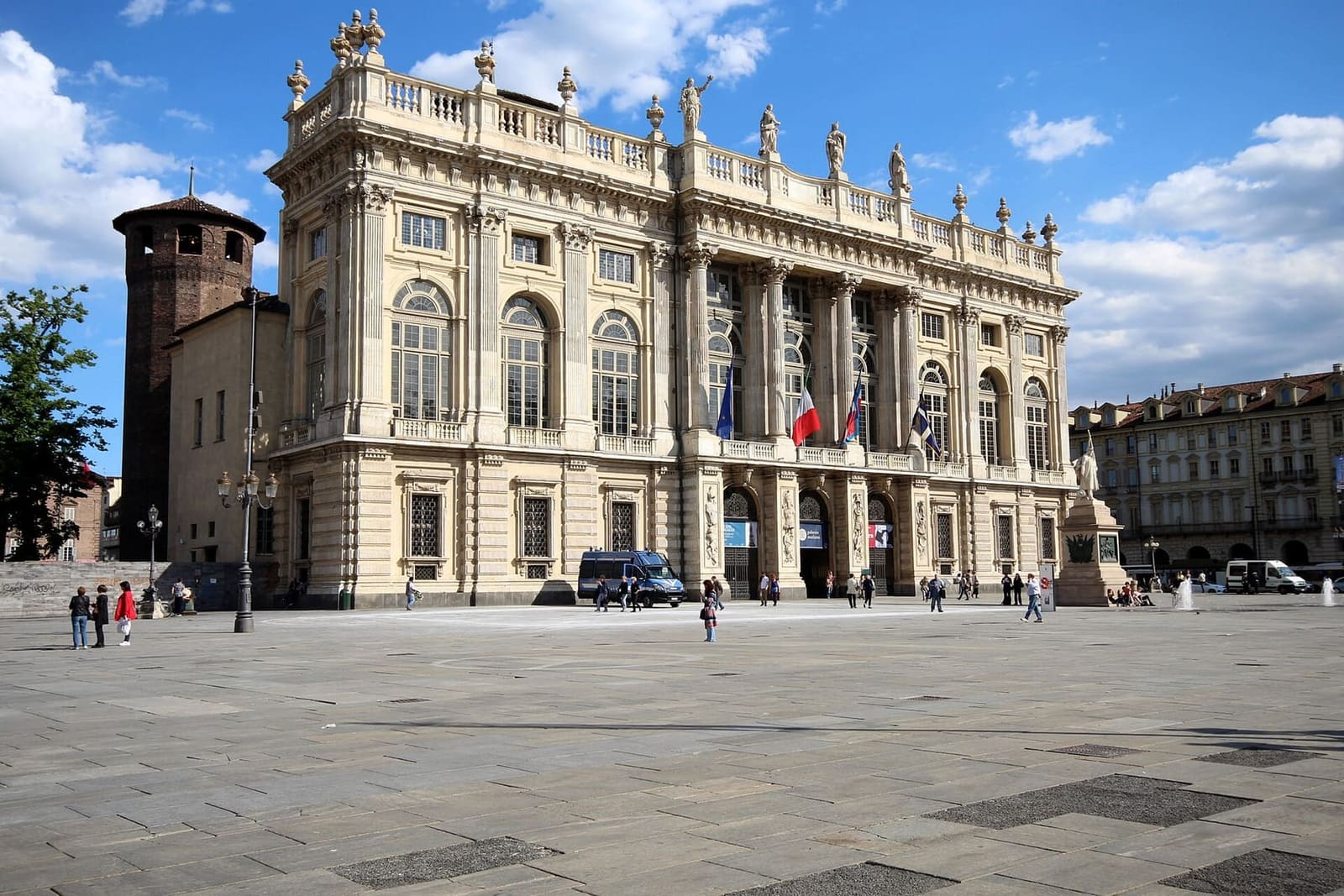 la facciata barocca di Palazzo Madama, disegnata da Filippo Juvarra, con le statue sulla balaustra