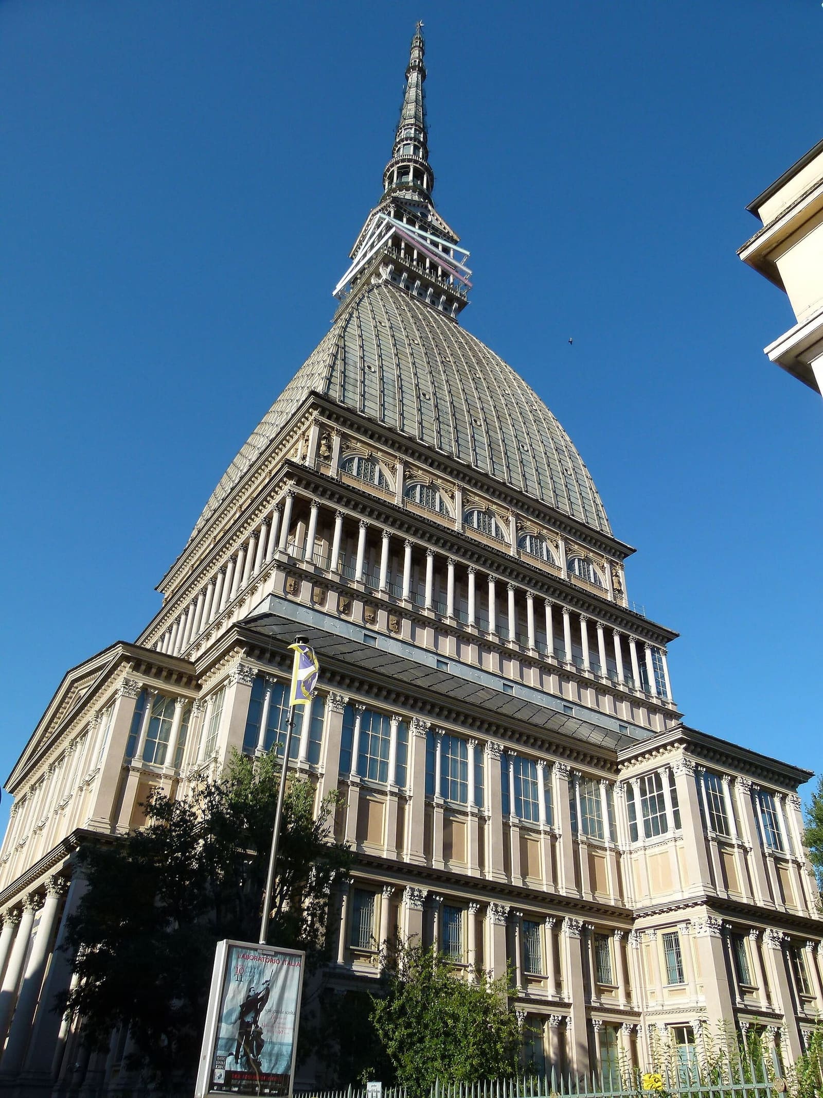 la Mole Antonelliana da via Verdi, con la cupola e la guglia contro il cielo