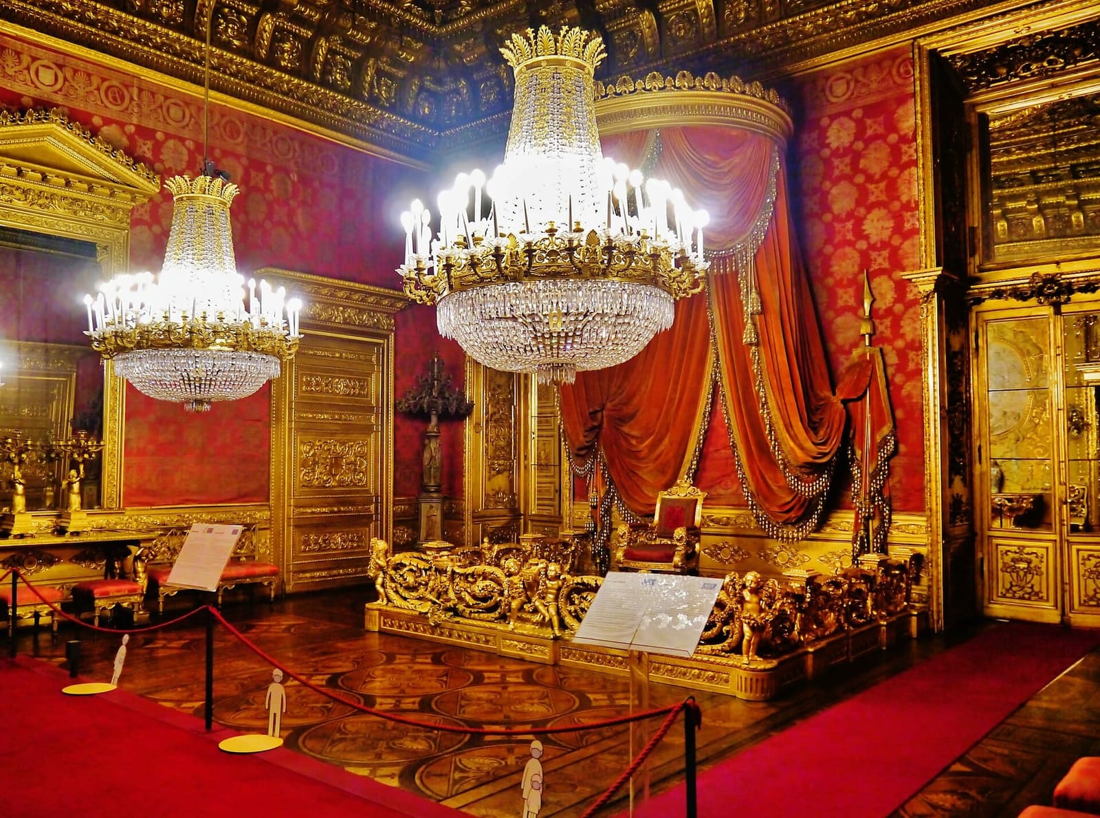 la Sala del Trono del Palazzo Reale, tra stucchi dorati e soffitto intagliato