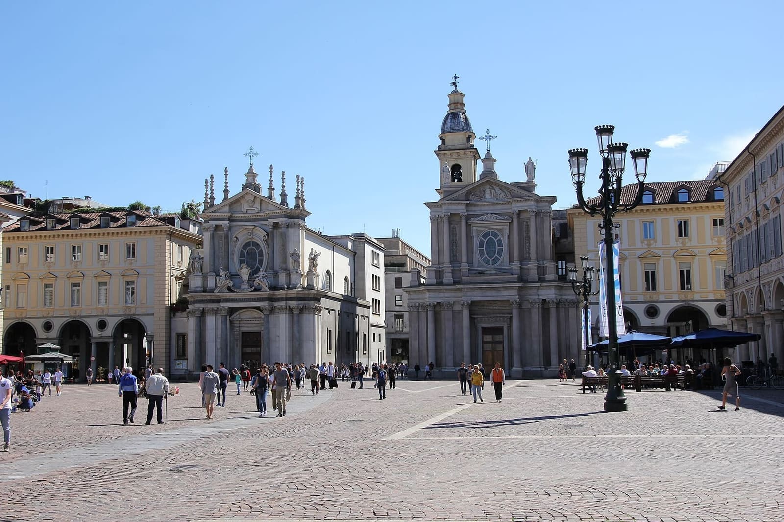 le chiese gemelle di Santa Cristina e di San Carlo, in fondo alla piazza, con il campanile fra le due