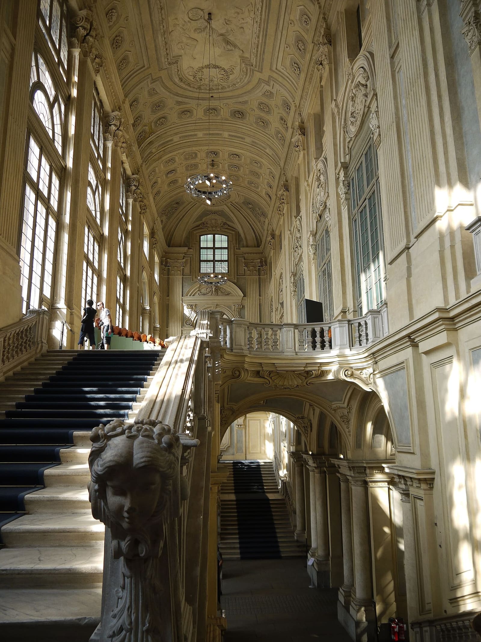 lo scalone di Juvarra dentro Palazzo Madama, con le due rampe in marmo bianco sotto le grandi finestre