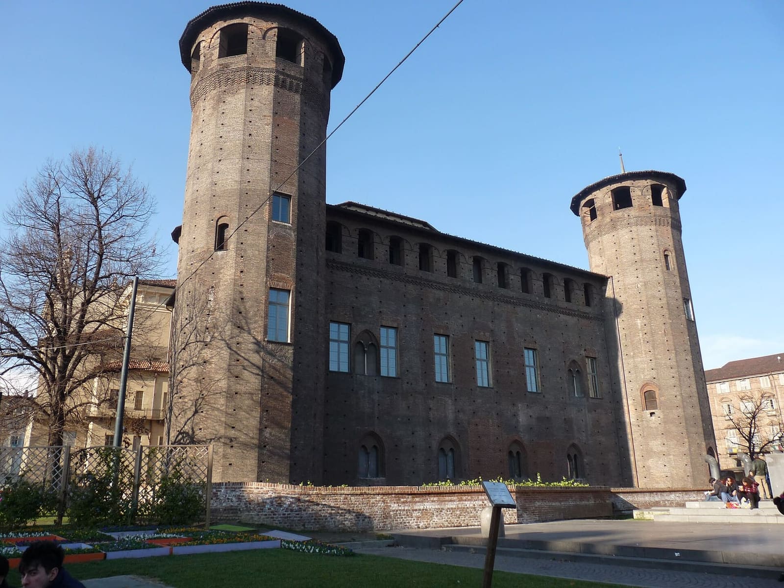 l'altra faccia di Palazzo Madama, il castello medievale in mattoni con le due torri
