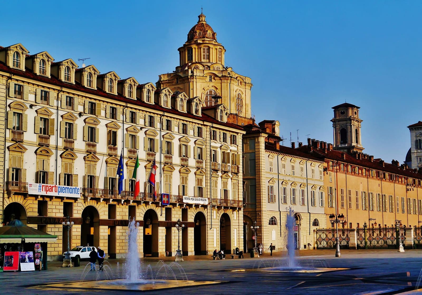 piazza Castello con le fontane a raso, i portici del palazzo della Regione e la cupola di San Lorenzo