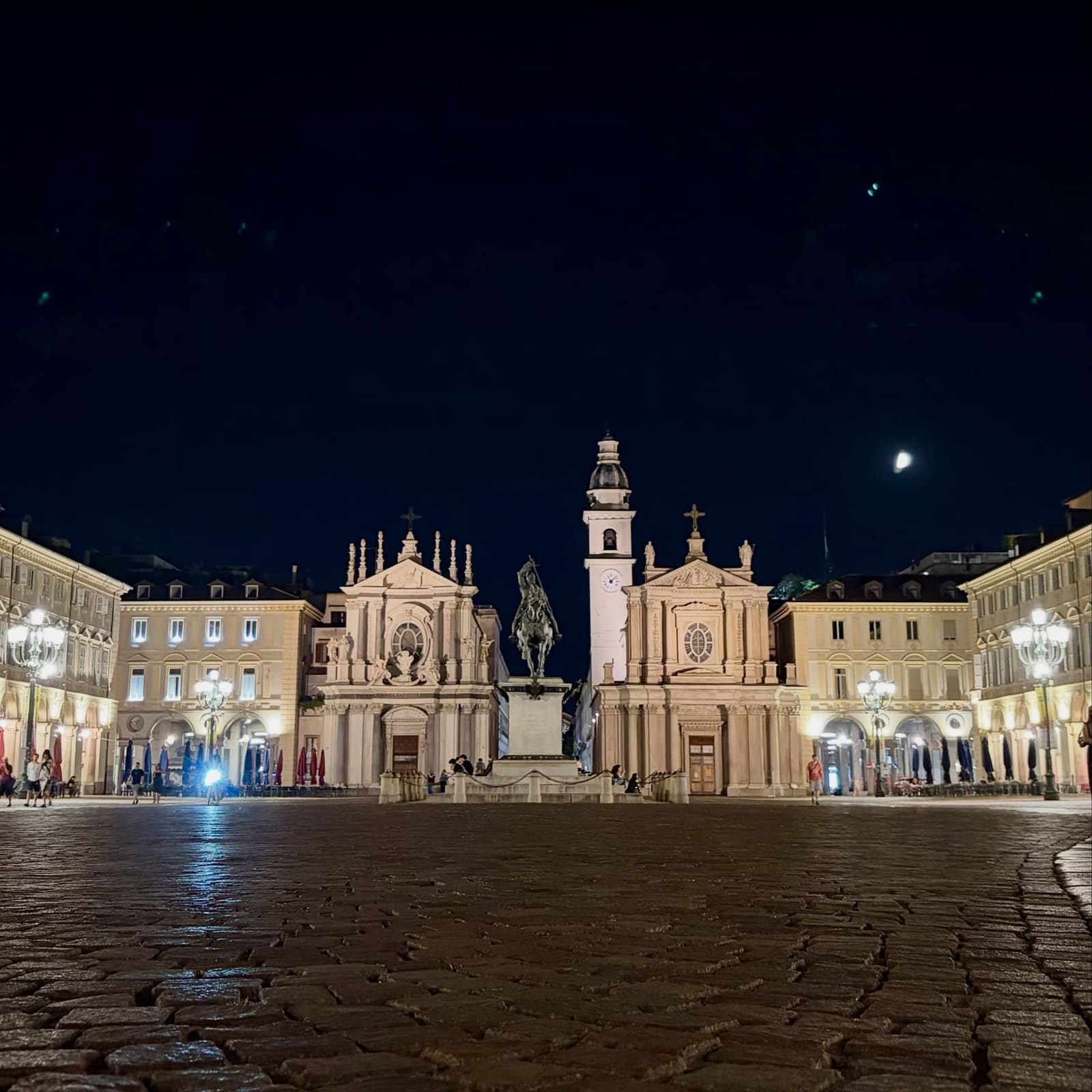piazza San Carlo di notte, con le chiese gemelle in fondo e il Caval 'd Brons al centro