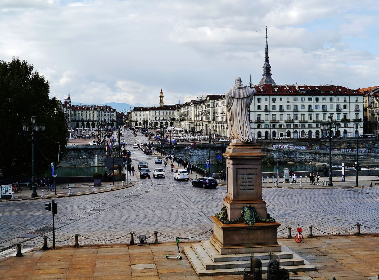 piazza Vittorio Veneto vista dal ponte sul Po, con i portici, la statua di Vittorio Emanuele I e la Mole sopra i tetti