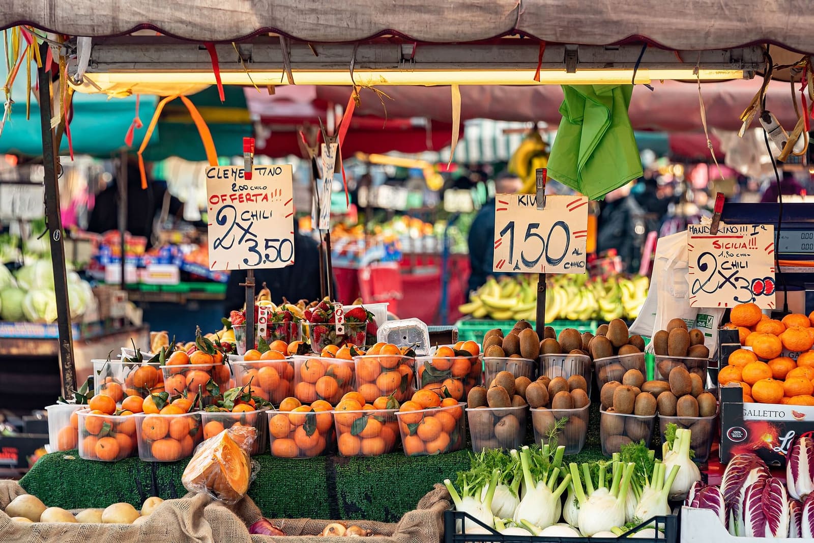 un banco di frutta e verdura al mercato di Porta Palazzo, con i prezzi scritti a mano