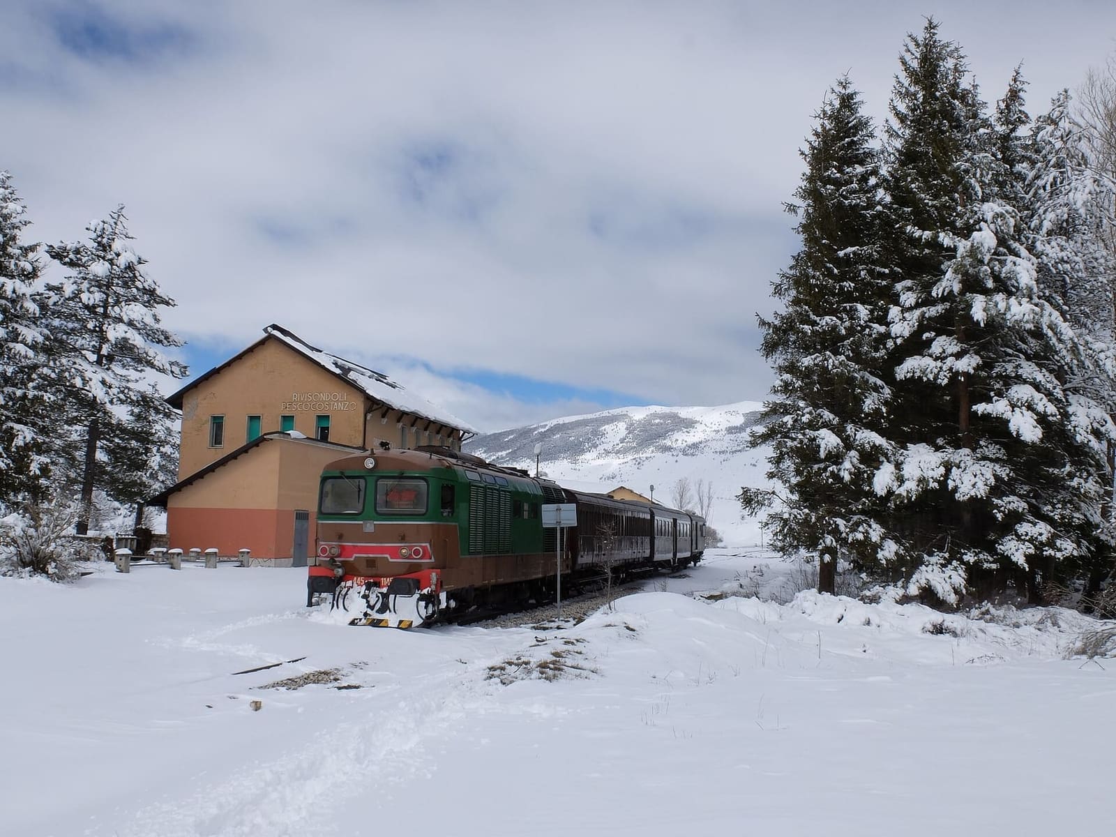 the heritage train with the D.445 diesel locomotive in the snow at Rivisondoli-Pescocostanzo station, in March 2018