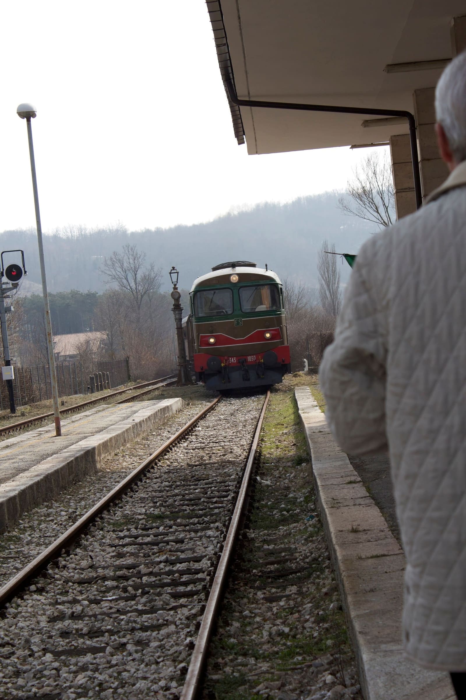 the diesel locomotive D.343.1030 arriving at Carovilli-Roccasicura with the first tourist train, the one of the LeRotaie association, on 4 March 2012
