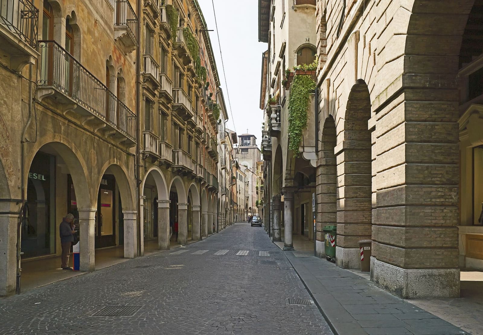 der Calmaggiore mit den Laubengängen, die Straße, die von der piazza dei Signori zum Dom führt