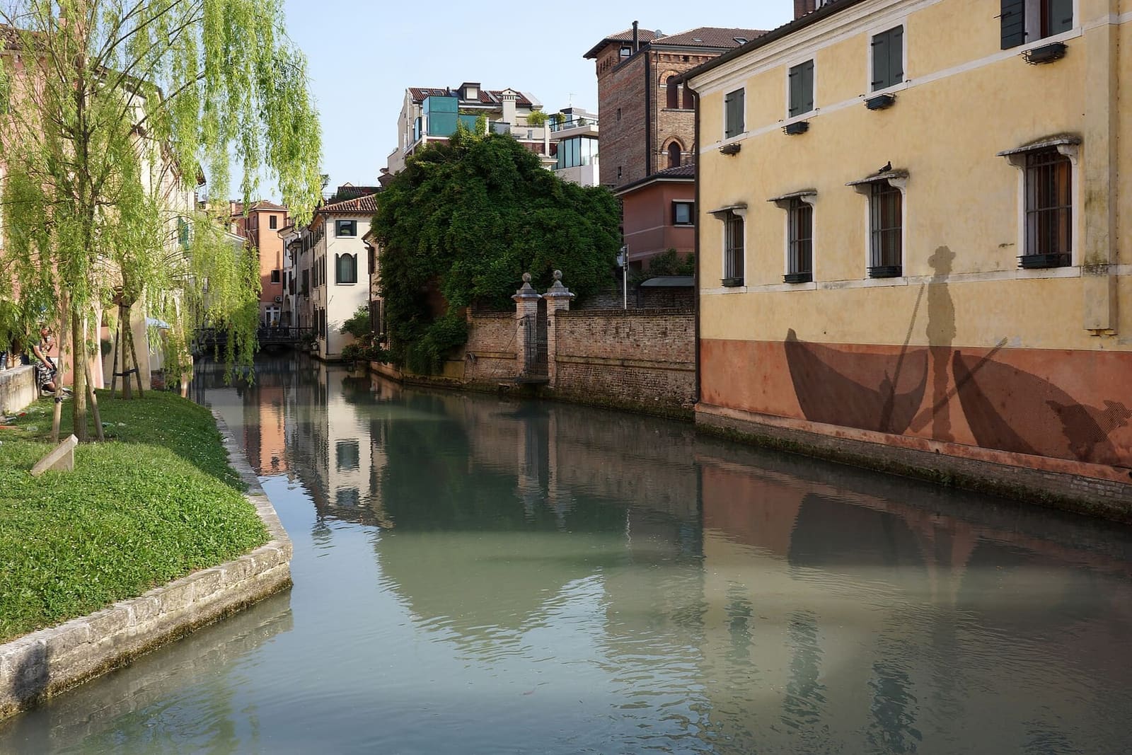 der Kanal der Buranelli mit den Weiden über dem Wasser, an einem Mainachmittag