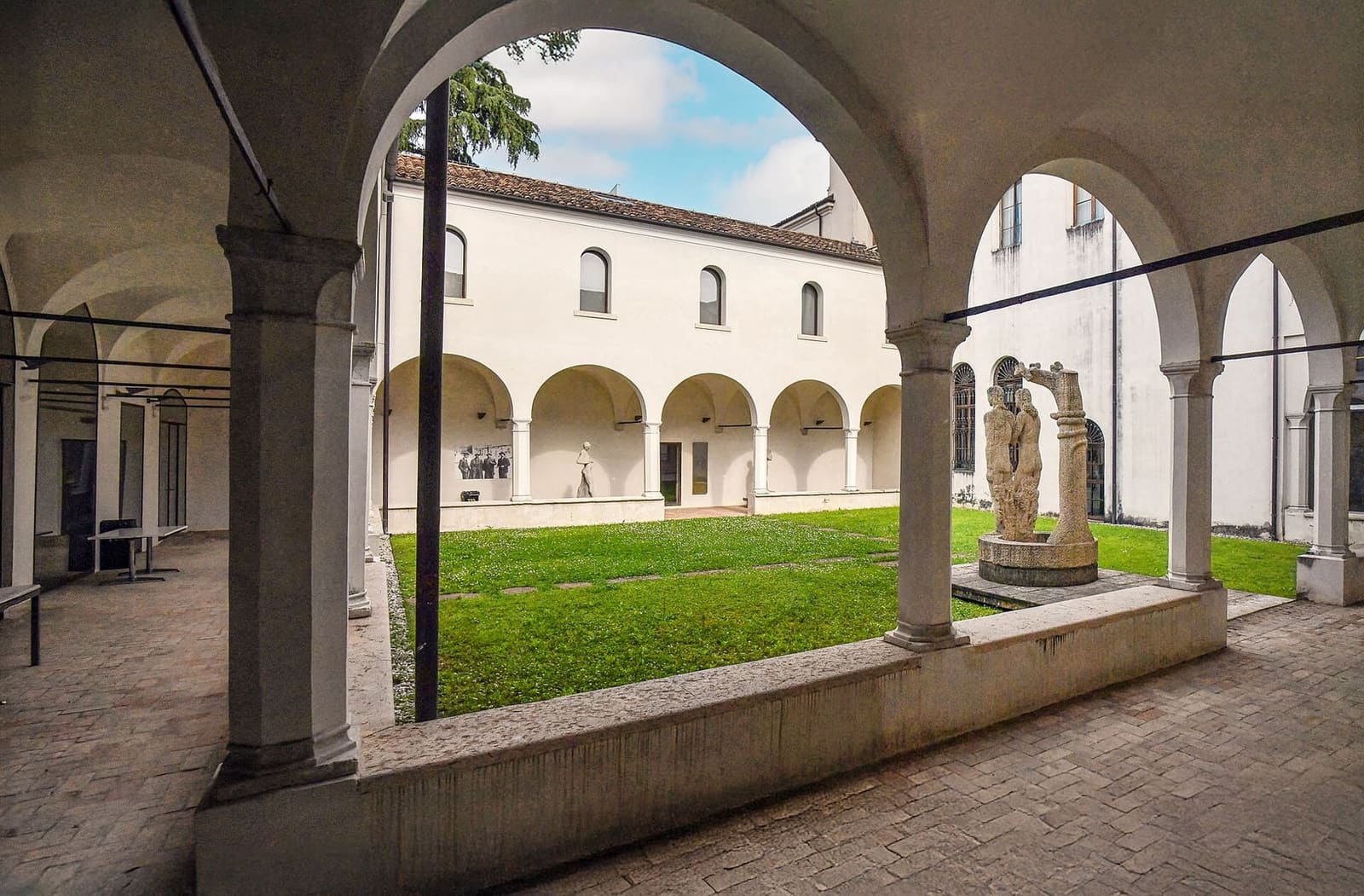 der südliche Kreuzgang des Museo Bailo, mit den Statuen zwischen den Bögen, an einem Maitag